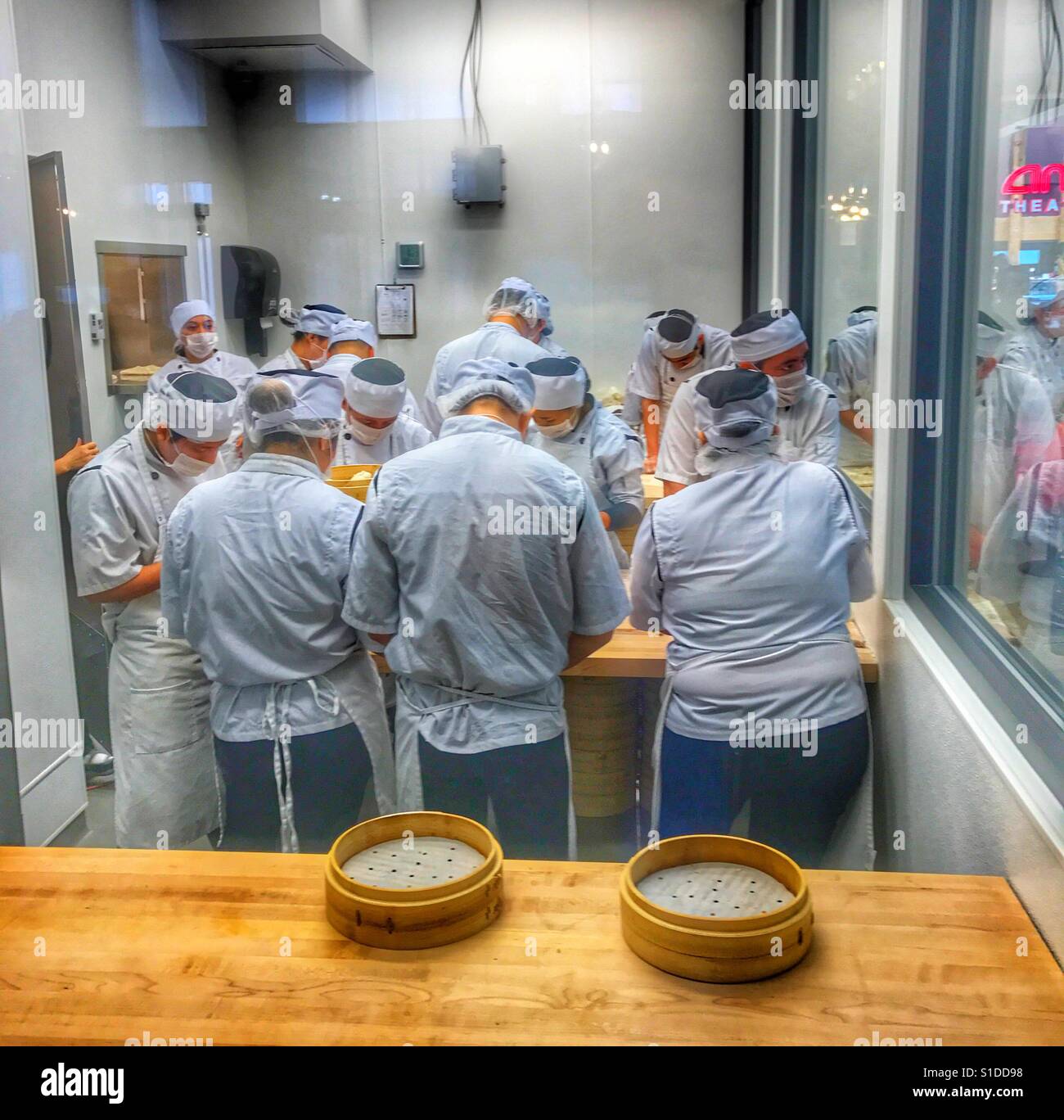 Lavoratori a dumping asiatico ristorante Foto Stock