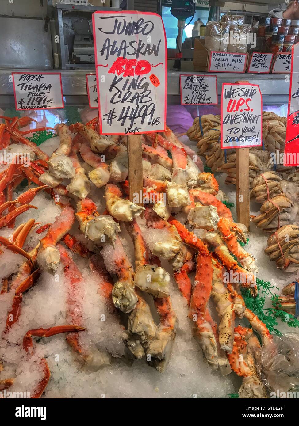 Re crab gambe in Mike il mercato, Seattle Washington Foto Stock