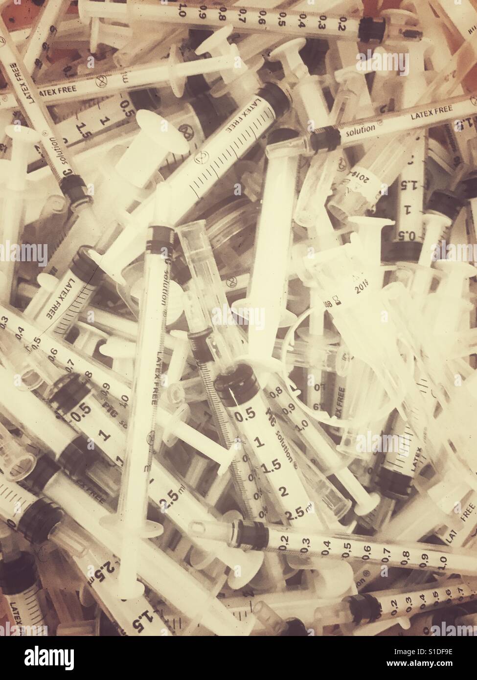 Siringhe monouso - Immagine stock catturata con smartphone