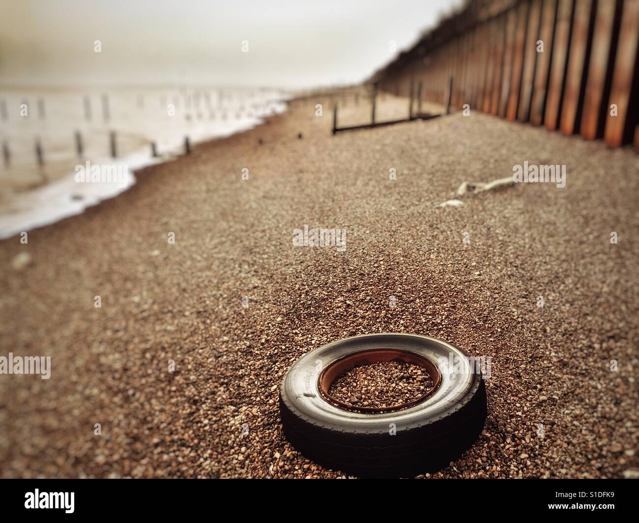 Pneumatici sulla spiaggia - Immagine stock catturata con smartphone
