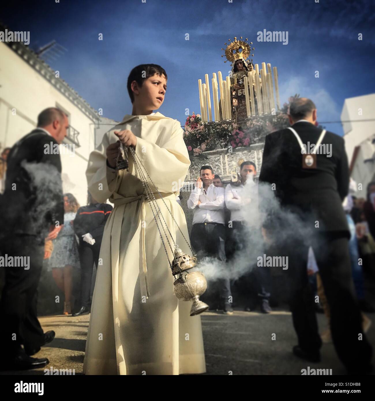 Un chierichetto si sparge incenso durante la processione della Vergine del Carmelo a settimana di Pasqua in Prado del Rey, Sierra de Cadice, Andalusia, Spagna Foto Stock