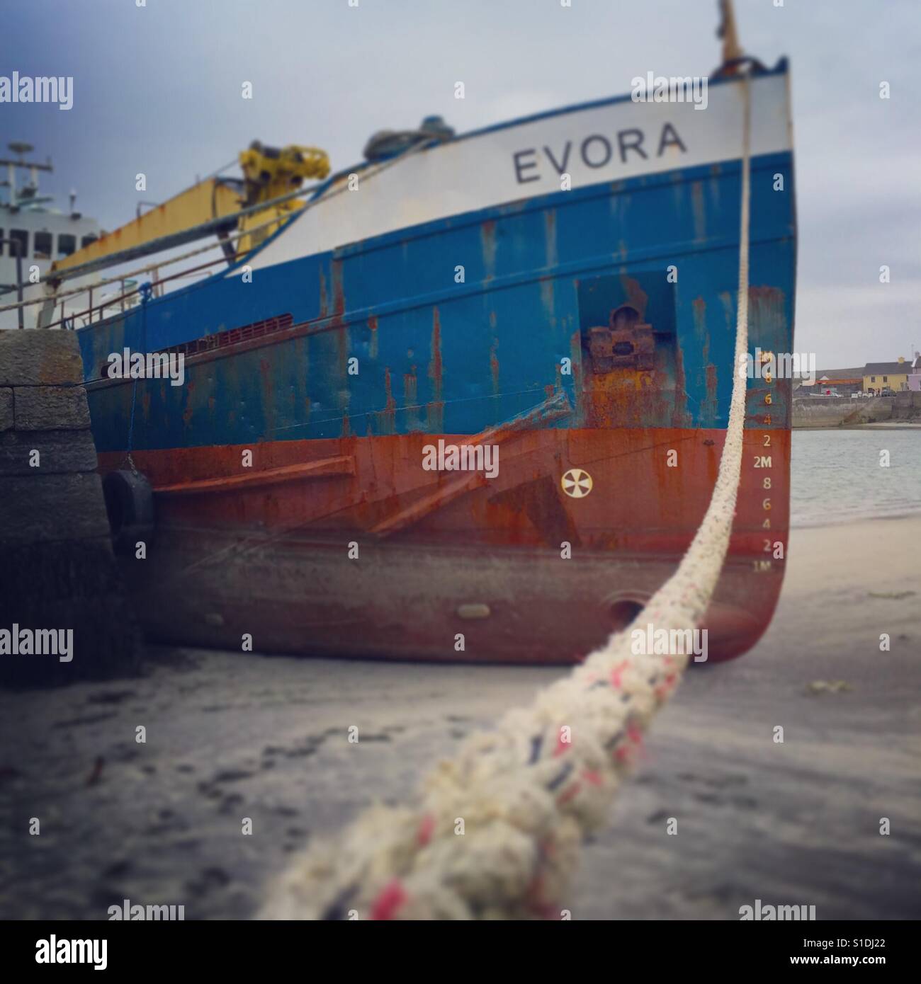 Nave ancorata sulla spiaggia di Inis Mor Harbour per le isole Aran, Galway, Irlanda - Immagine stock catturata con smartphone