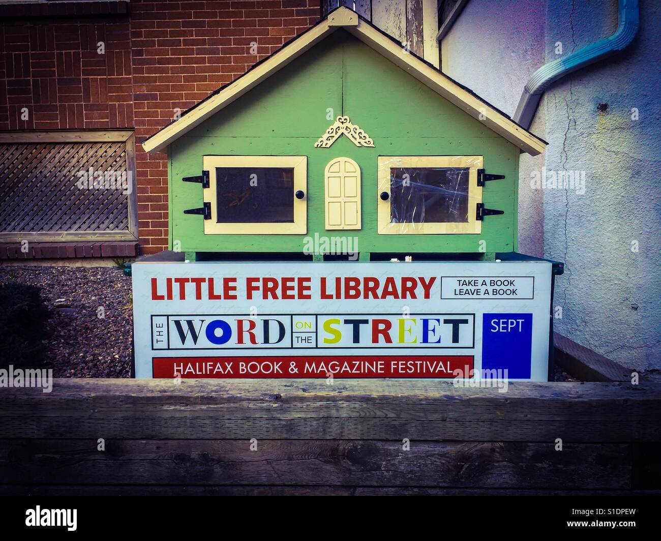 Biblioteca gratuita sul lato della strada, Halifax, Nuova Scozia, Canada. Piccola. Serviti pure. Tali biblioteche sono presenti in molti paesi. Piccola biblioteca gratuita. Riciclaggio intelligente e mirato, rispetto delle discariche. Foto Stock