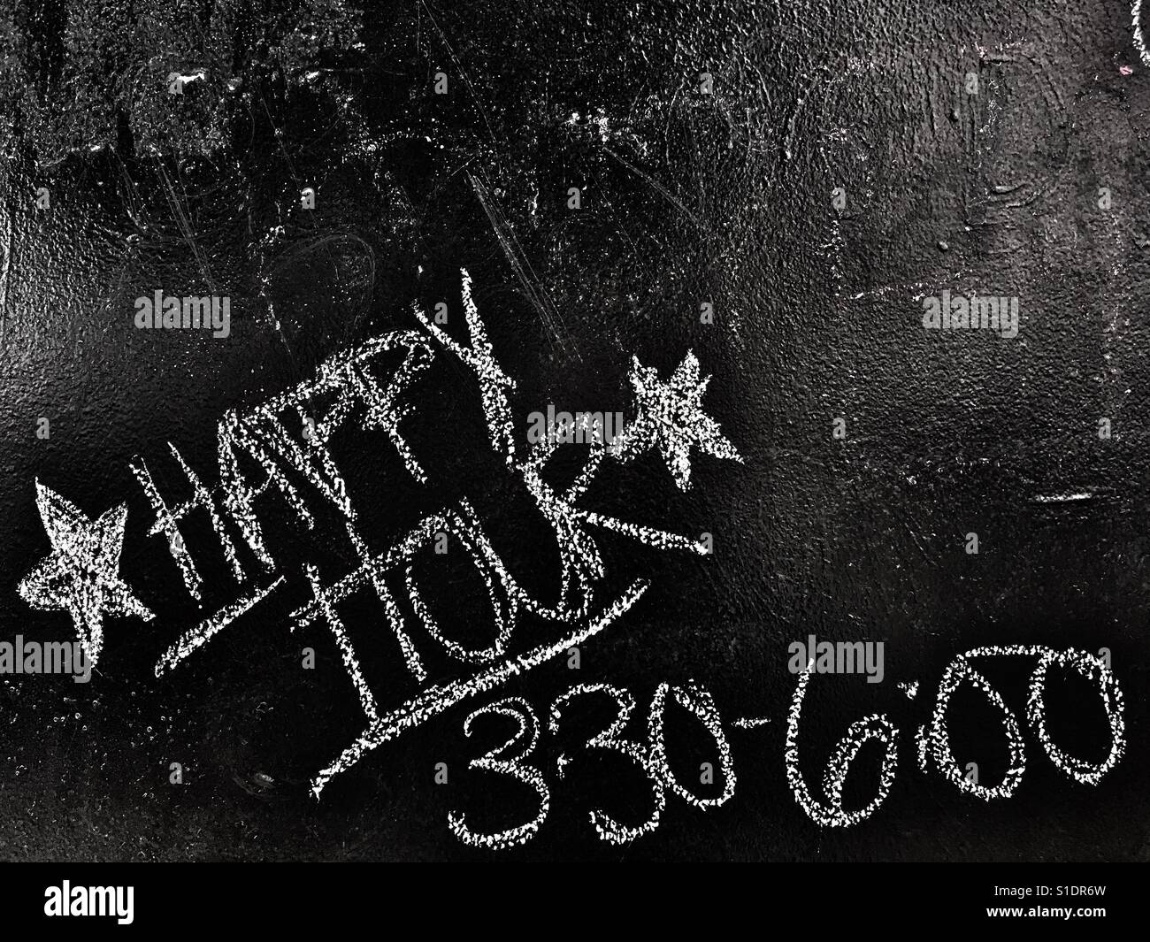 Happy hour su bar chalk board Foto Stock
