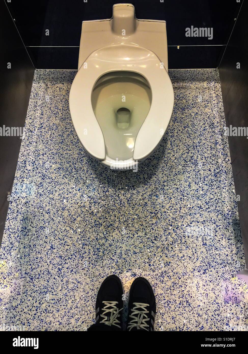 L'uomo il rafforzamento in touch-free wc Foto Stock