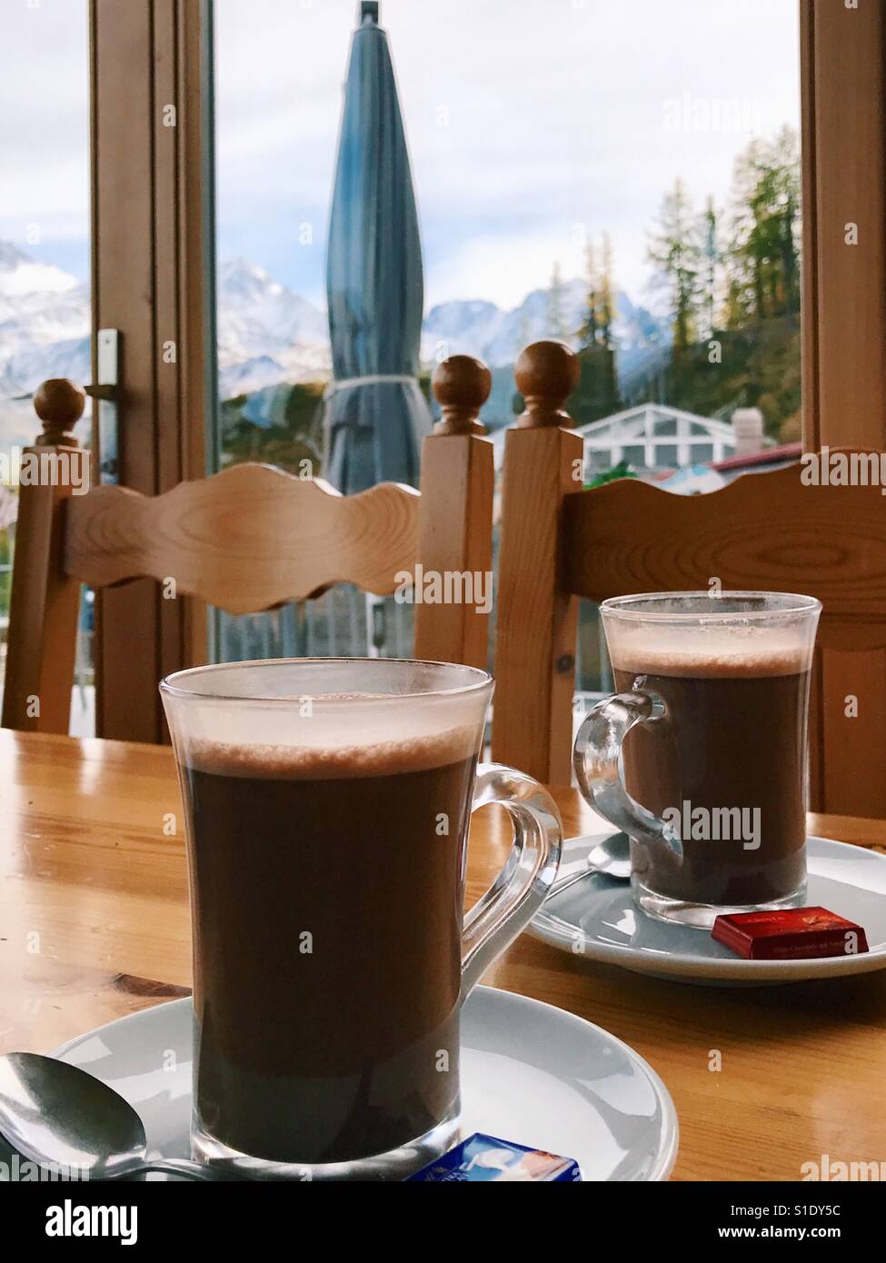 Due Cioccolata Calda In Un Piccolo Cafe In Montagna Foto Stock Alamy