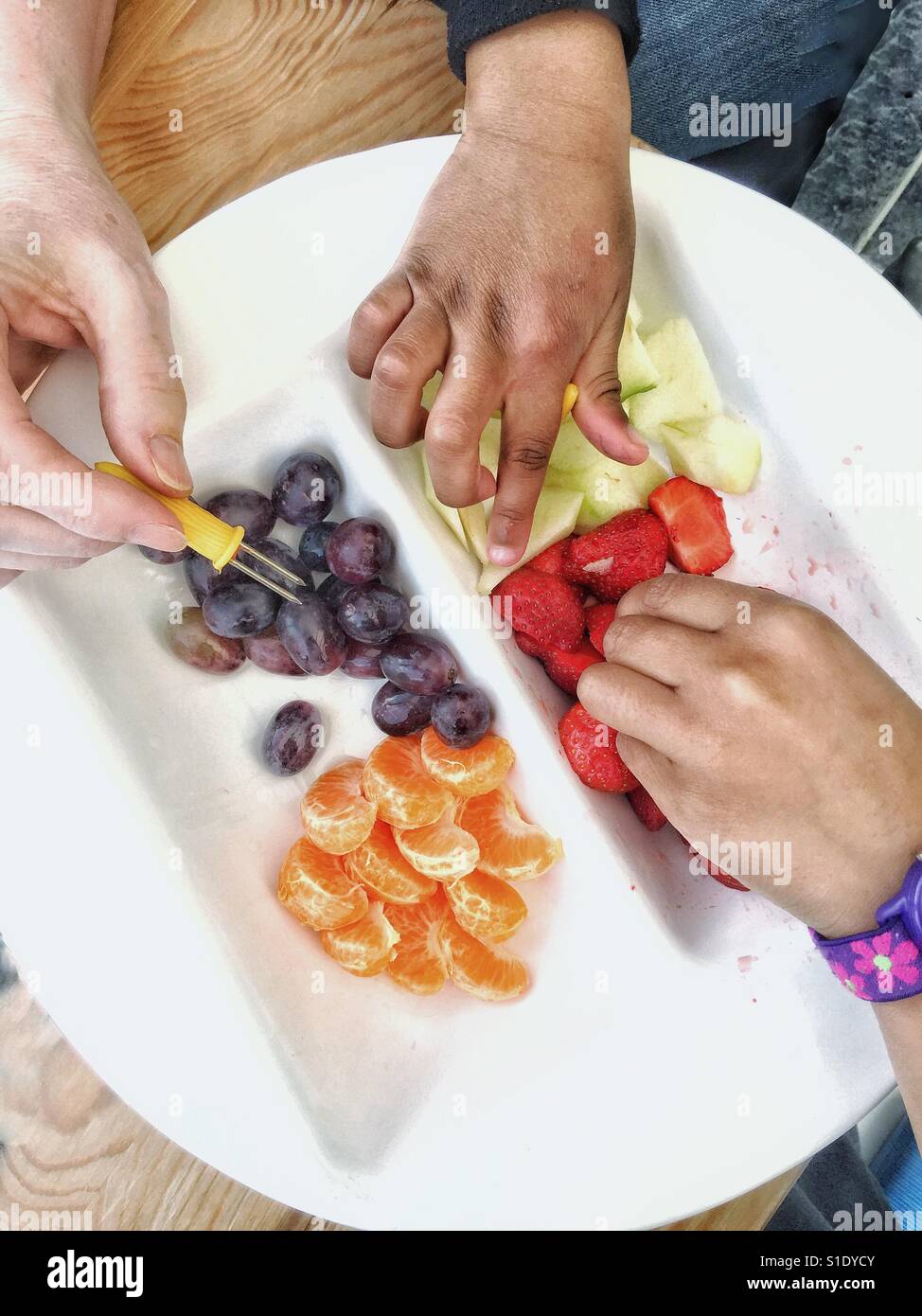 Condivisione in famiglia frutta - Immagine stock catturata con smartphone