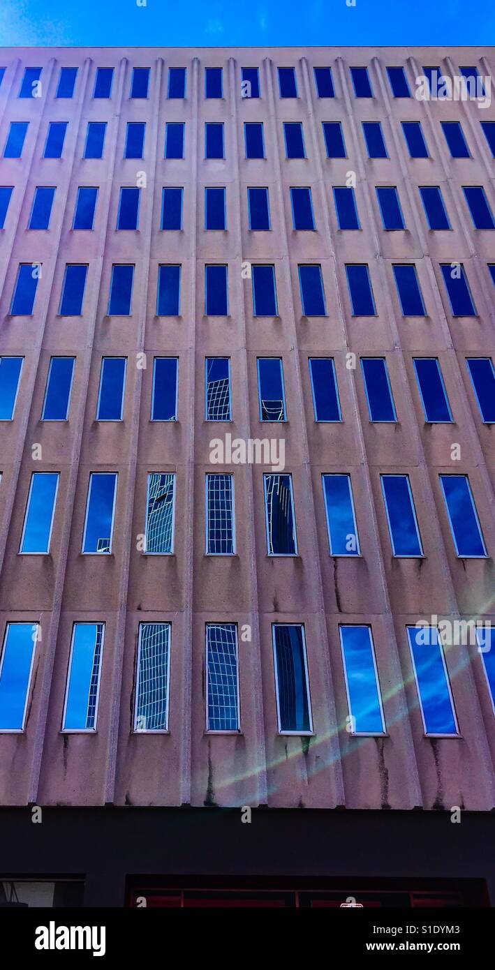 Alto edificio si riflette - Immagine stock catturata con smartphone