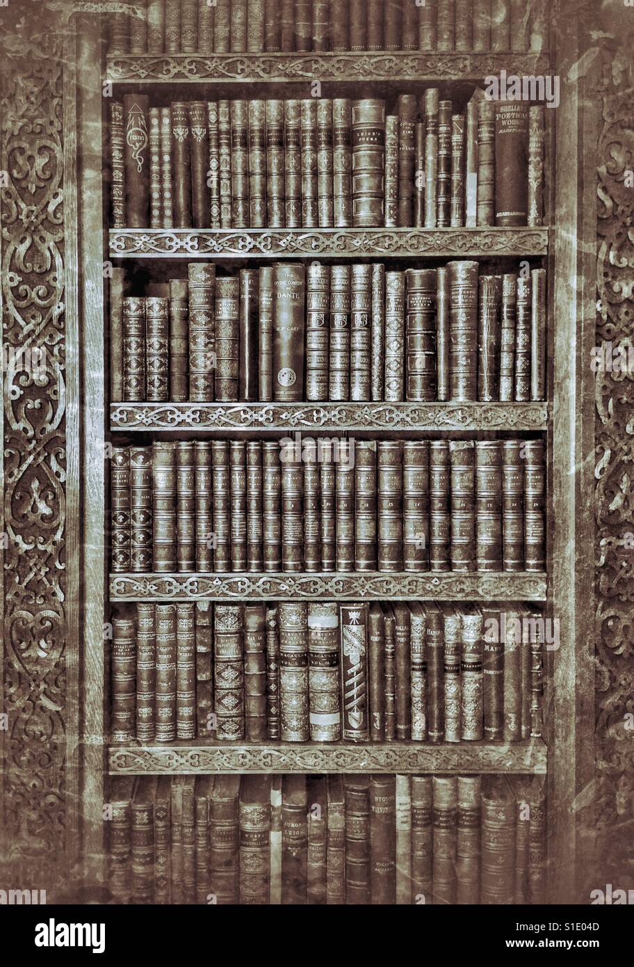 Un effetto di grunge immagine di un antico e ben rifornita prenota caso. Molti libri che significa un sacco di lettura, il che significa che un sacco di idee, di intrattenimento e conoscenza! Credito foto © COLIN HOSKINS. - Immagine stock catturata con smartphone
