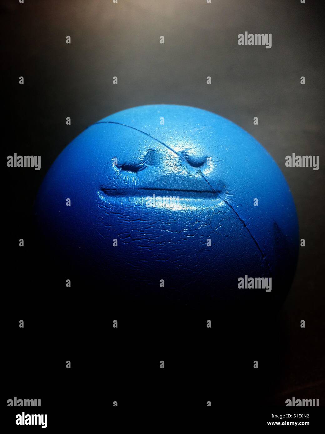 Sfera di gomma con la faccia come marcature - Immagine stock catturata con smartphone