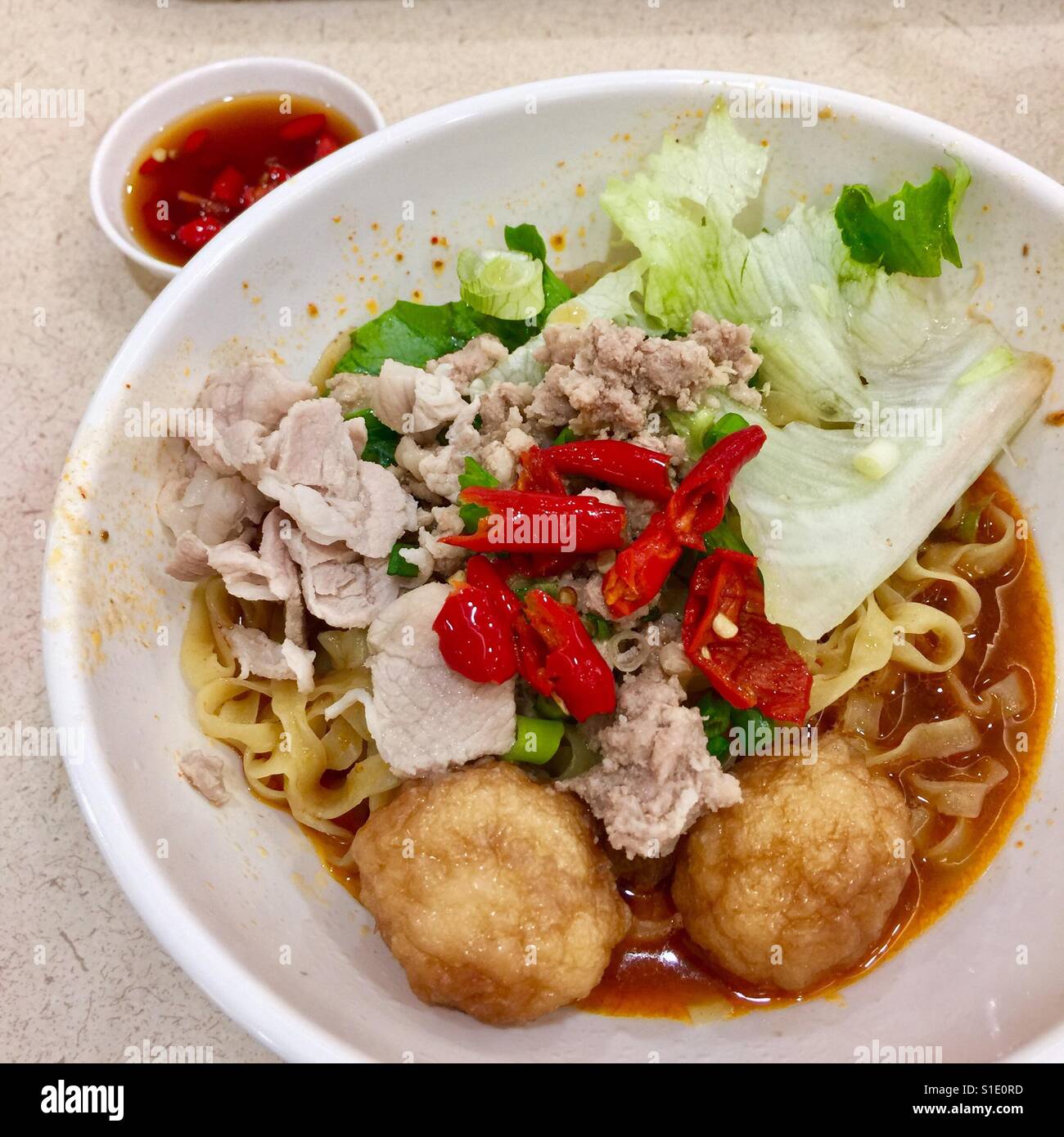 Singapore - alimentare una ciotola di carne macinata di maiale seccata noodle Foto Stock