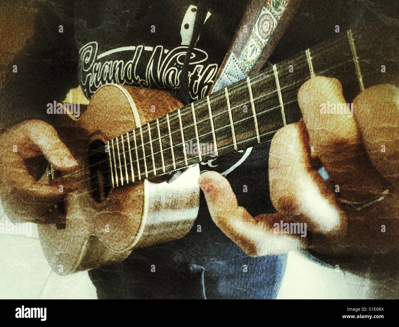 Donna giocando una stringa di cinque tenor ukulele, doppio corso quarta stringa G Foto Stock