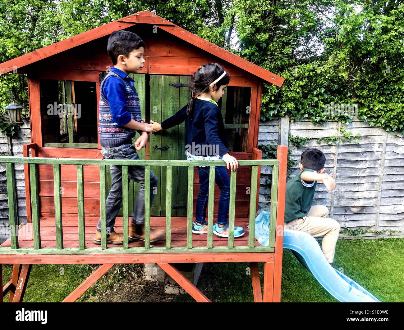Bambini che giocano in giardino immagini e fotografie stock ad alta ...