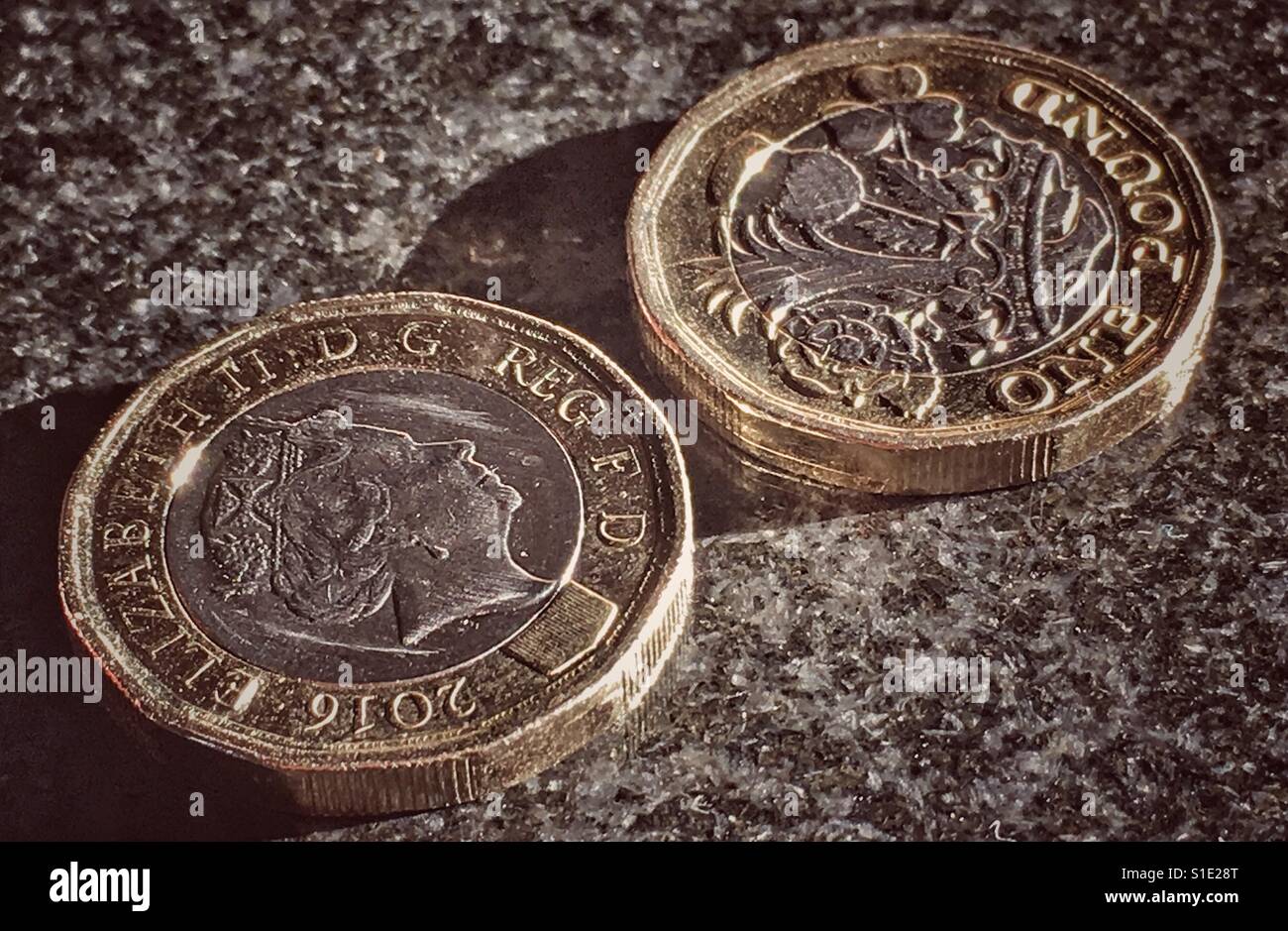 Due nuovi British £1 monete coniate nel 2016, rilasciato nel 2017 - Immagine stock catturata con smartphone