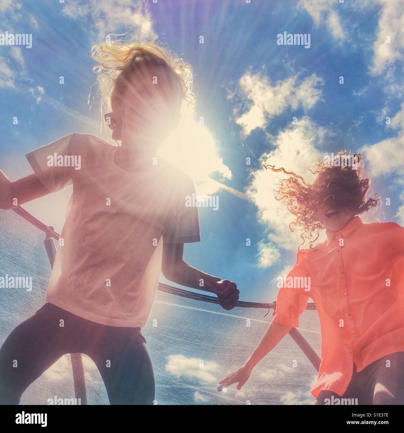 Due ragazze divertimento rimbalza su un trampolino Foto Stock