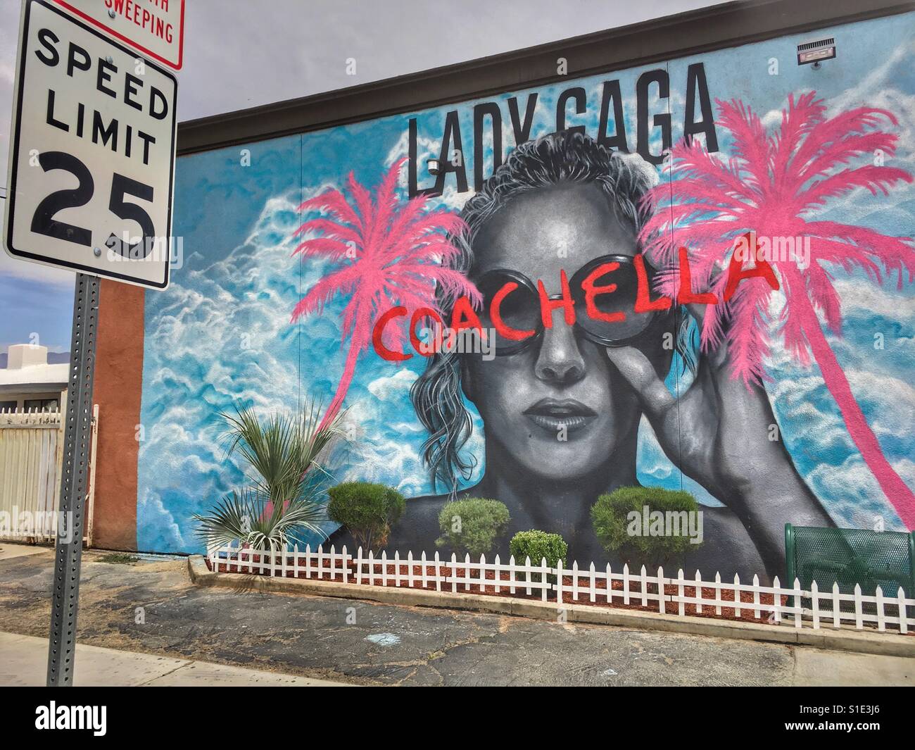 Lady Gaga murale dipinto sul lato di un edificio in Indio, California per Coachella Music Festival in aprile, 2017 Foto Stock