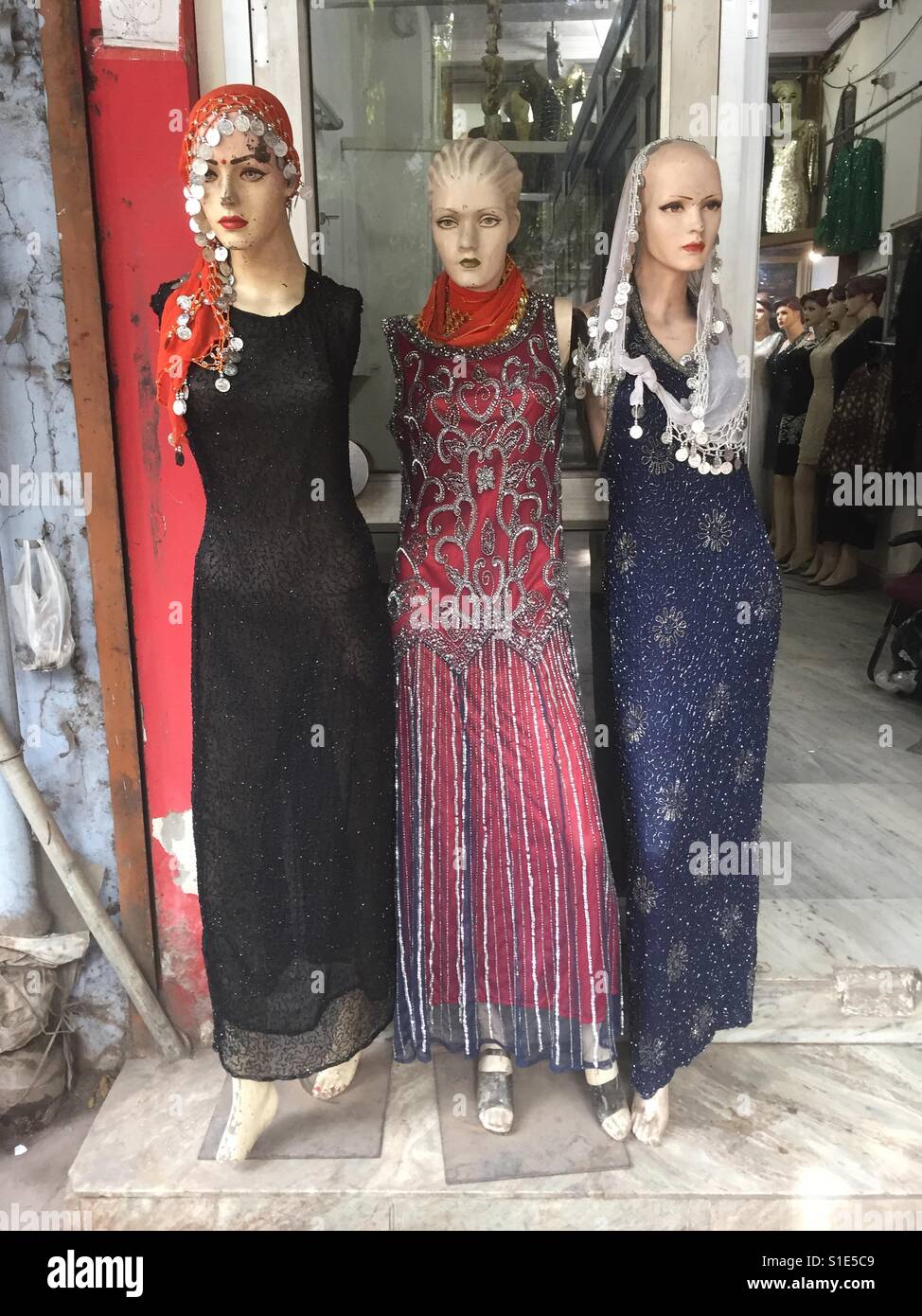 Mannequins al di fuori di un negozio in Paharganj, Delhi, India - Immagine stock catturata con smartphone Mannequins al di fuori di un negozio in Paharganj, Delhi, India - Immagine stock catturata con smartphone