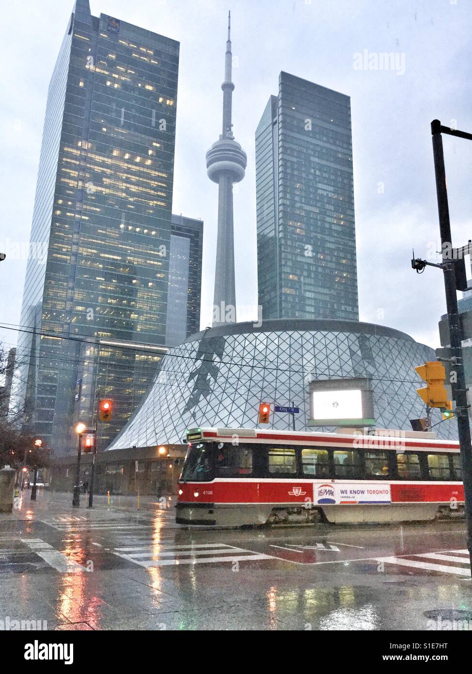 Downtown Toronto su una serata piovosa. Foto Stock