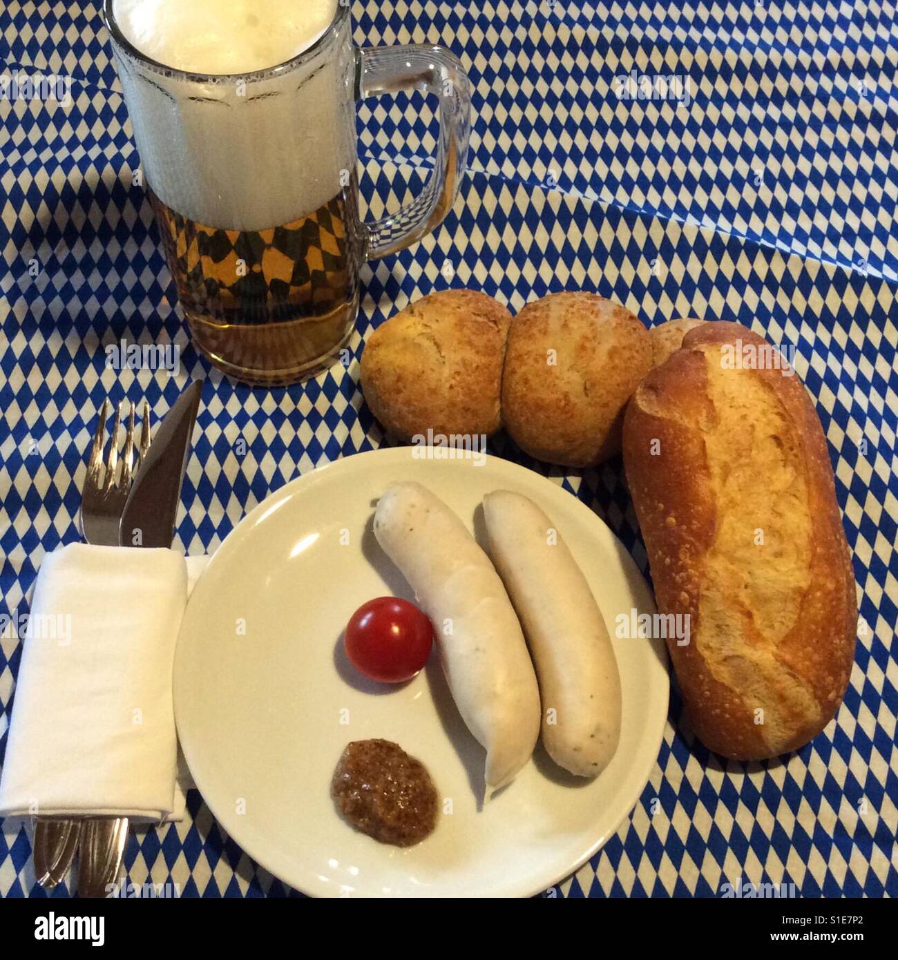 Bavarian "Brotzeit" con salsicce bianche, senape, pane e una birra Foto Stock