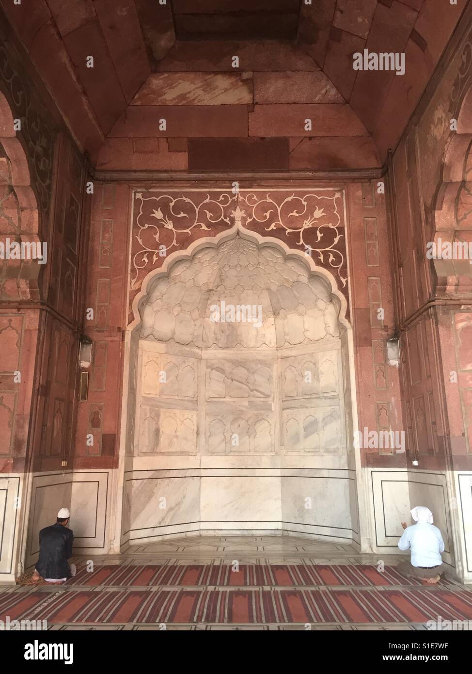 Persone in preghiera presso la Jama Masjid moschea, New Delhi - Immagine stock catturata con smartphone