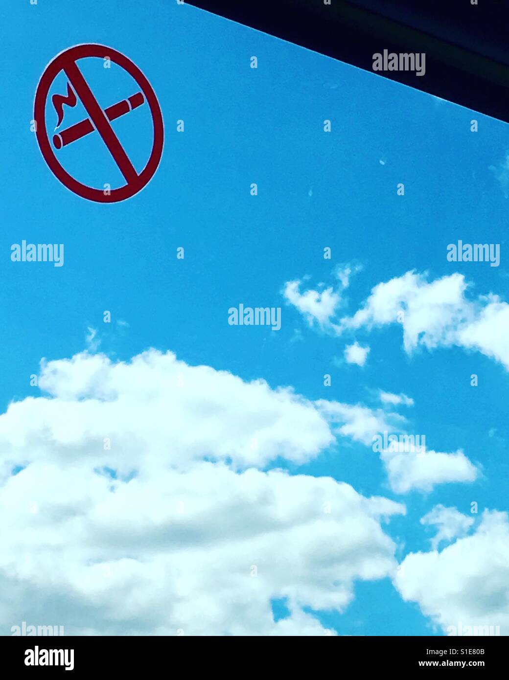 Vista cielo attraverso una finestra. Foto Stock