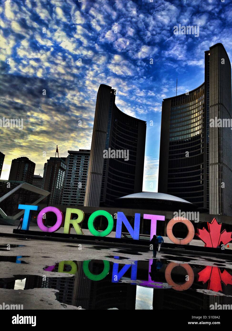 City Hall a Nathan Phillips Square, Toronto, Canada. - Immagine stock catturata con smartphone