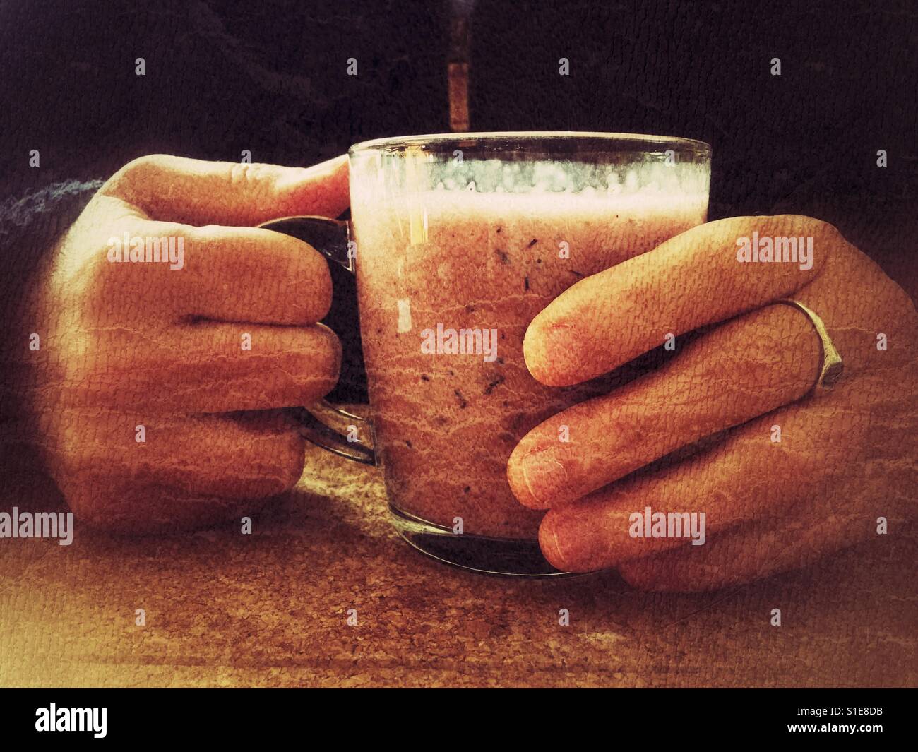 Uno stile di vita sano. Donna con un fresco artigianale frullato di frutta, close up - Immagine stock catturata con smartphone