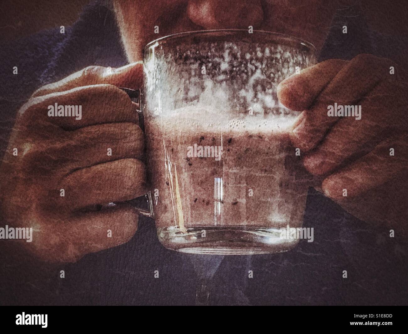 Donna di bere un frullato di frutta - Immagine stock catturata con smartphone