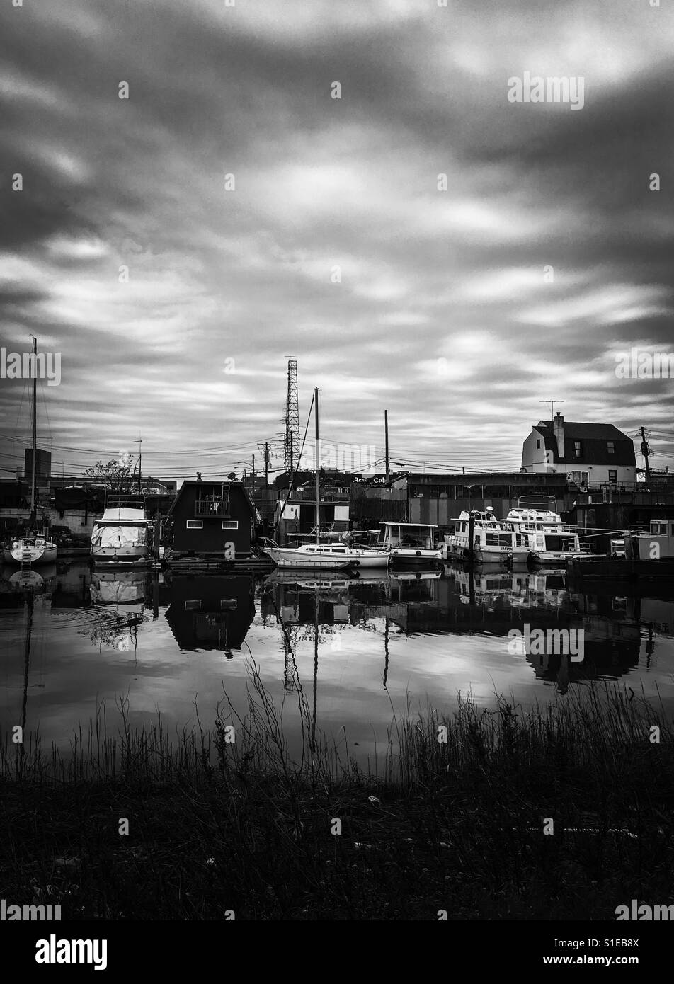 Barche a vela e case galleggianti ancorato nel Bronx New York City in bianco e nero a contrasto elevato pacifica nautico scena con spazio di copia Foto Stock