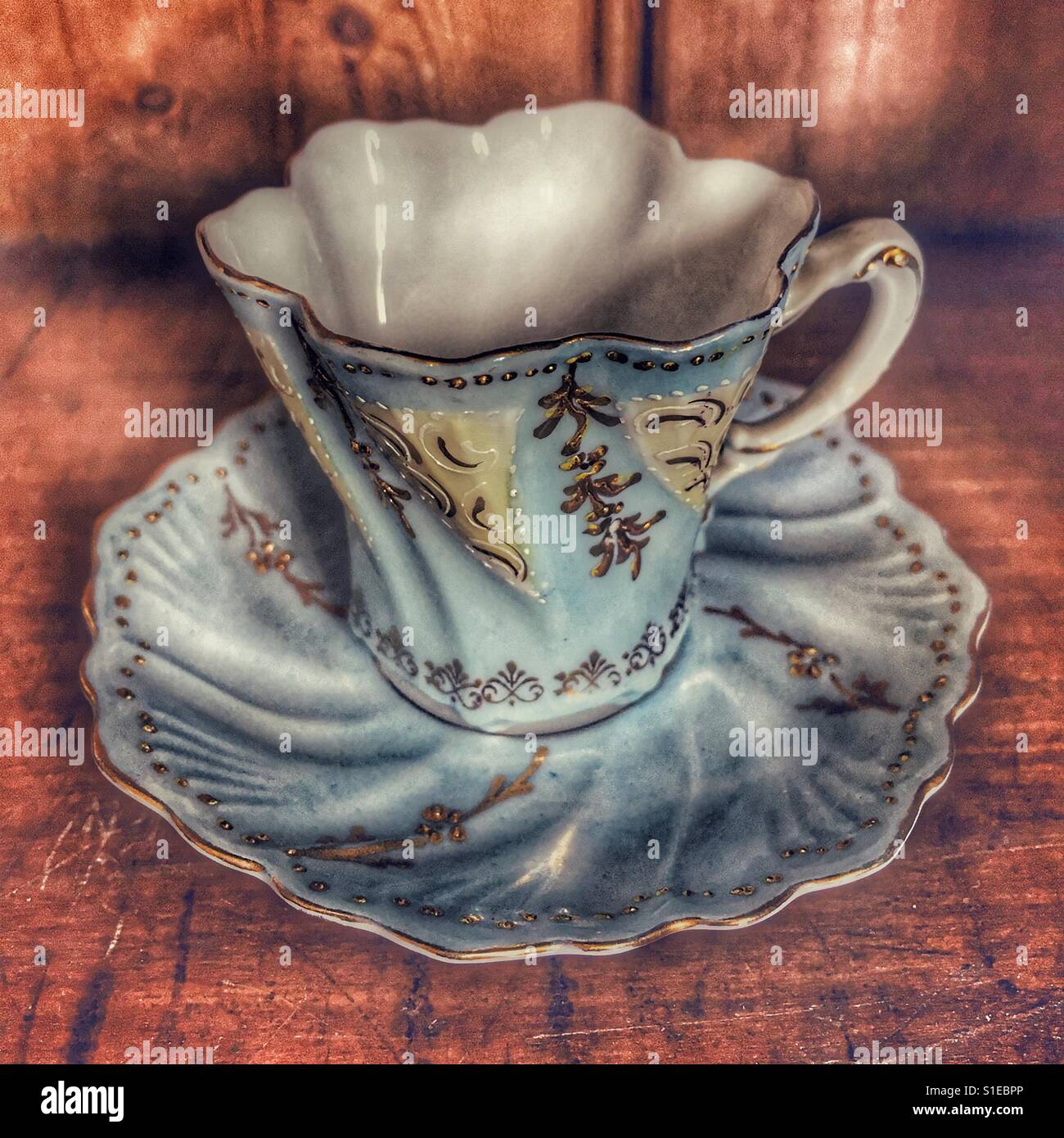 Antica bella bone china tazza da caffè con piattino Foto stock - Alamy
