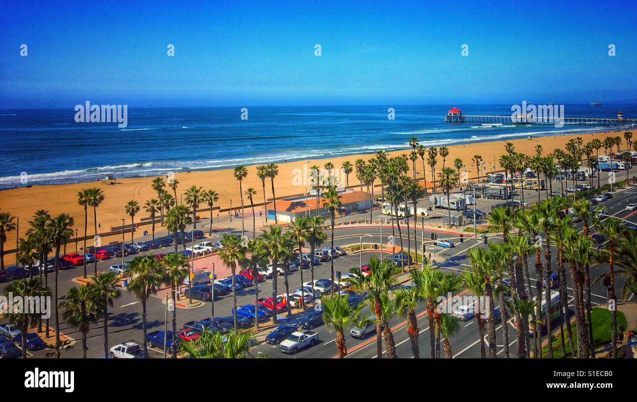 Veduta aerea di Huntington Beach, parcheggio, RV Parcheggio, Pacific Coast Highway sotto e il molo di distanza. Marzo soleggiata California meteo. - Immagine stock catturata con smartphone