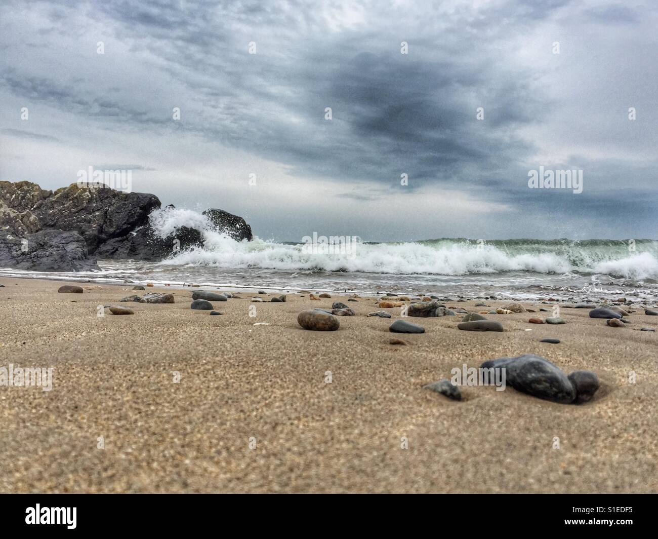 Interruttori sulle rocce come la marea entra in Foto Stock