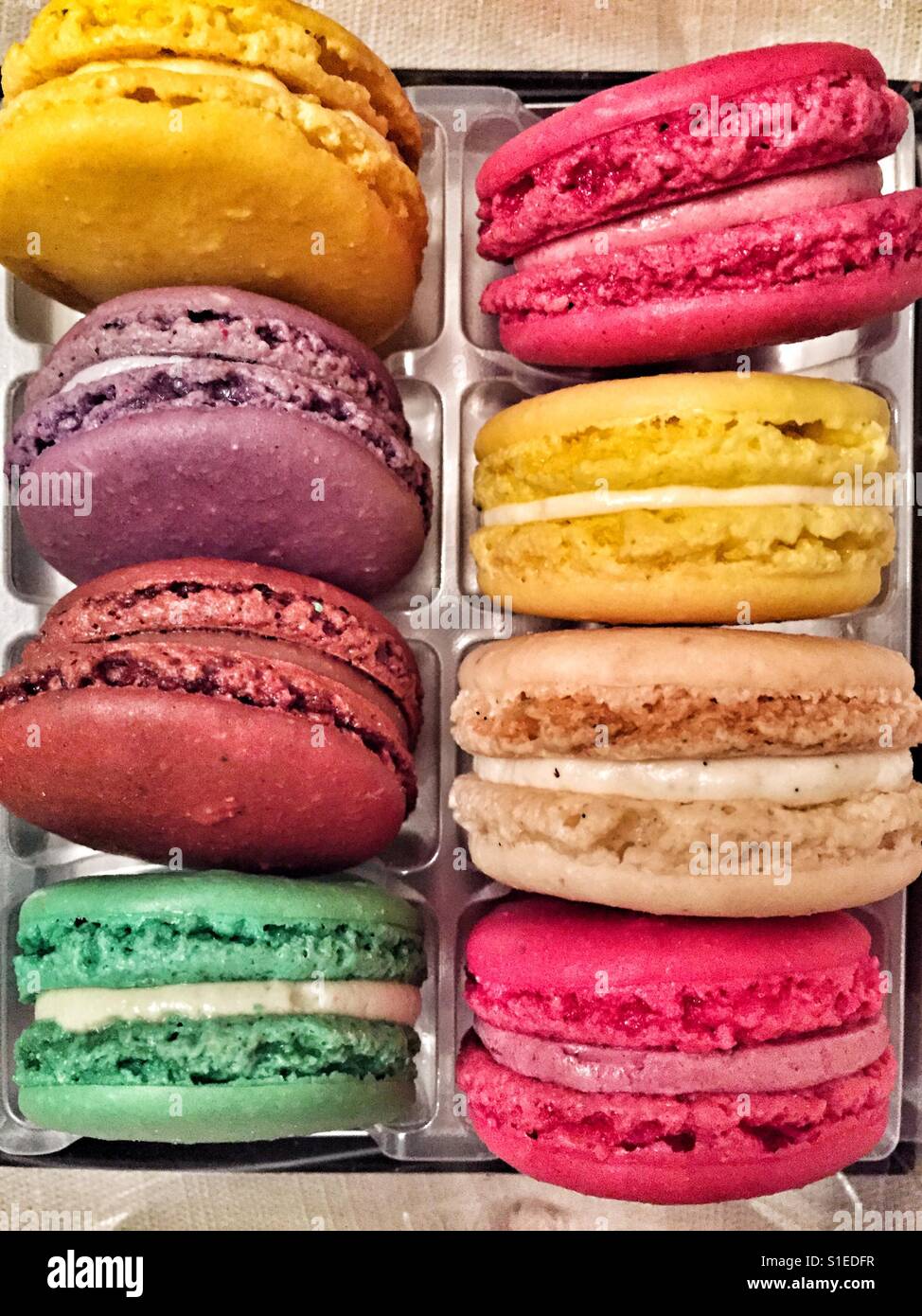 Colorate luminosamente maccarons belga - Immagine stock catturata con smartphone