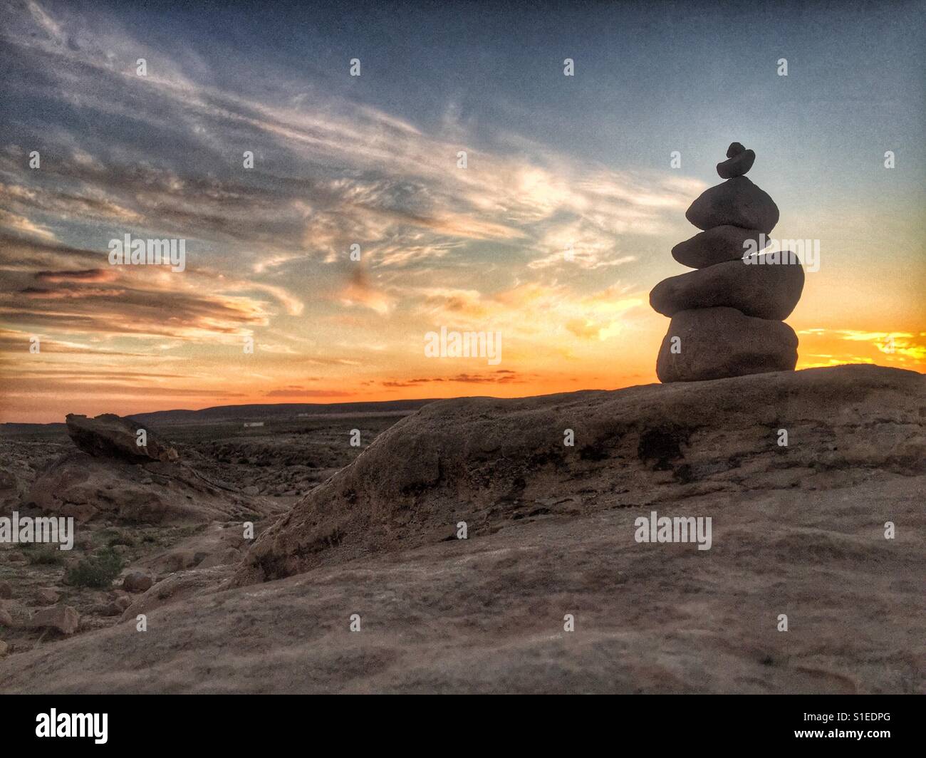 Piramide fatta di pietre nella parte anteriore del bel tramonto Foto Stock