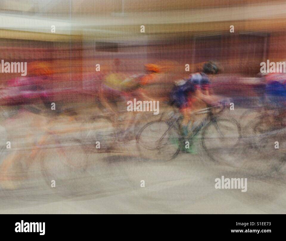 Completamento di bicicletta con motion blur. Immagine ripresa in Fourons, Voeren, Belgio. Foto Stock