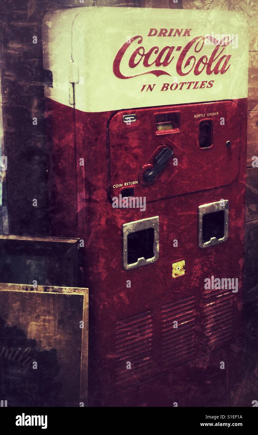 Vintage bottiglia di coca vending machine. - Immagine stock catturata con smartphone