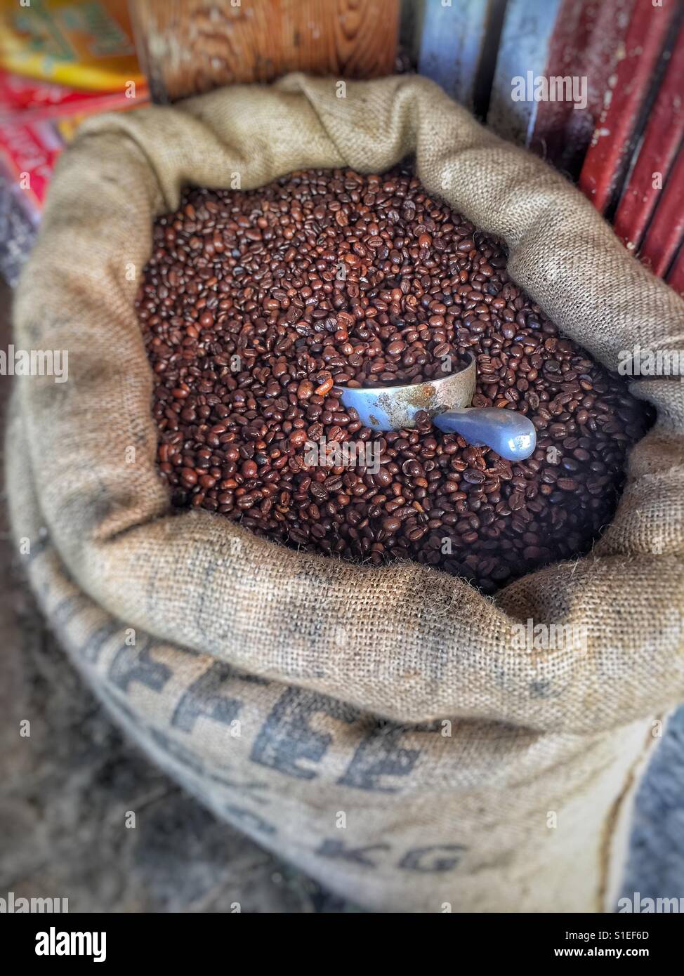 I chicchi di caffè in un vecchio sacco di iuta Foto Stock