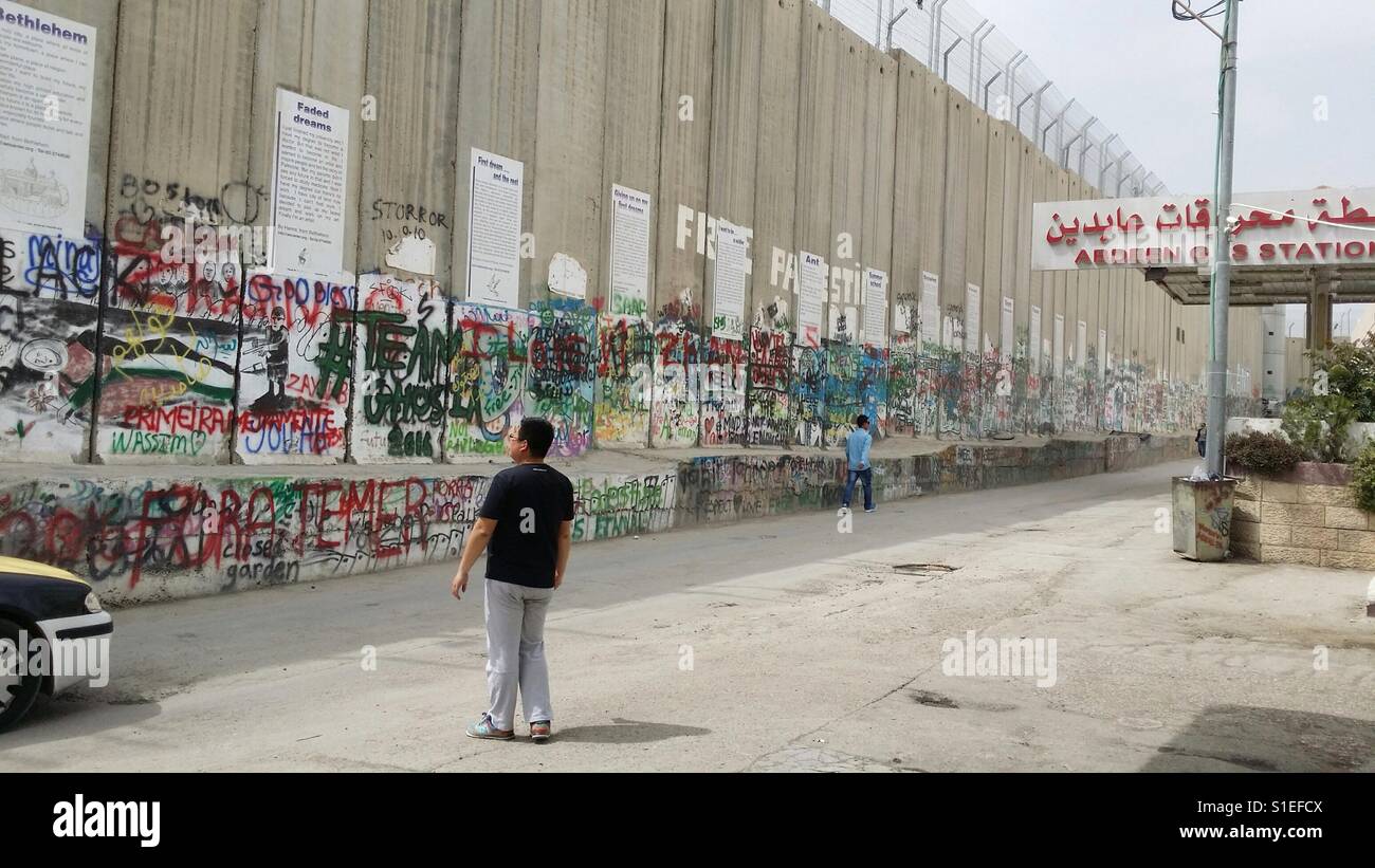 La barriera muro costruito dal governo israeliano nei pressi di Beit Lechem. Foto Stock