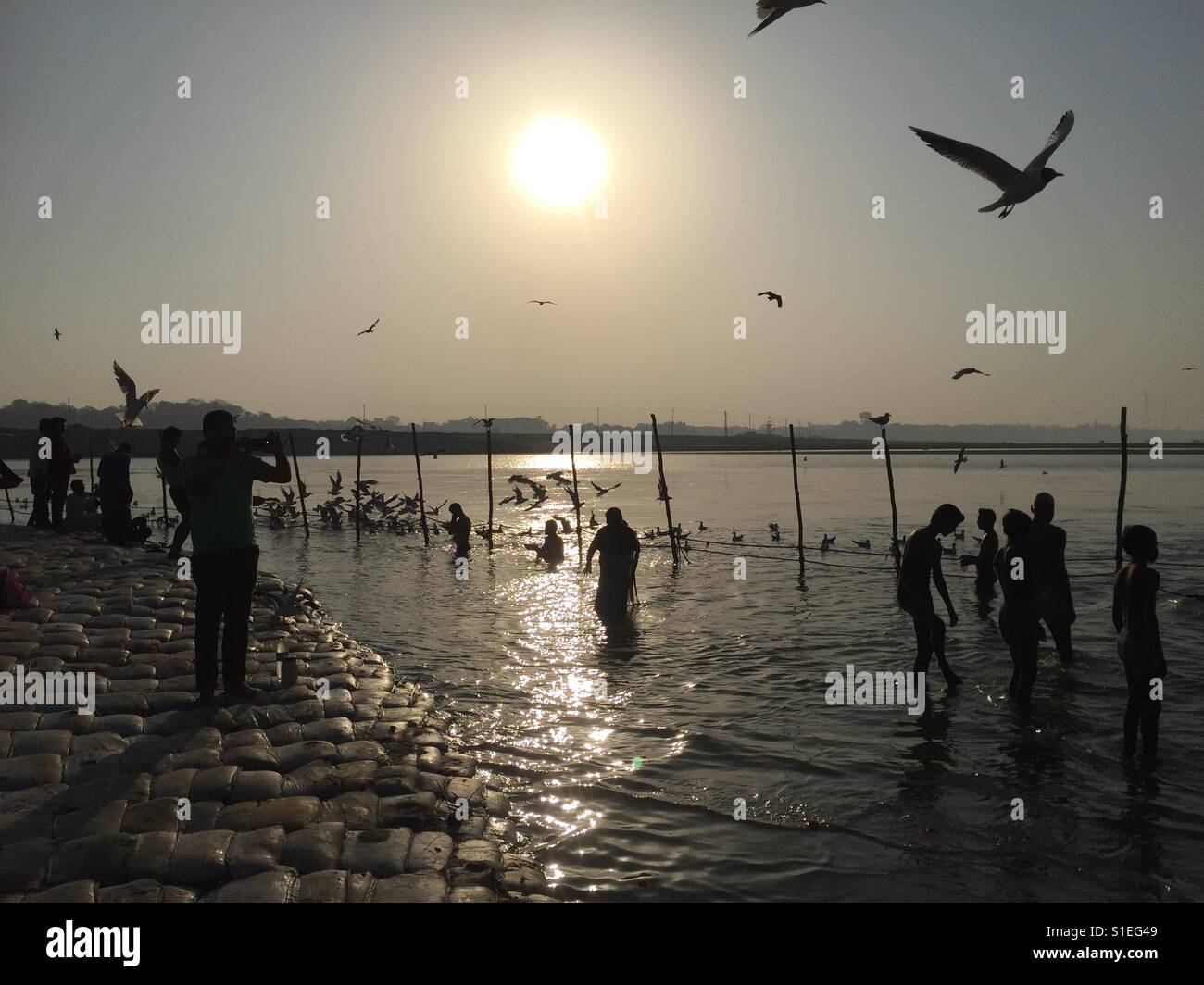 Devoti indù prendere un tuffo a Sangnam, alla confluenza del Gange e Yamuna mitico Saraswati fiumi in Allahabad, India - Immagine stock catturata con smartphone