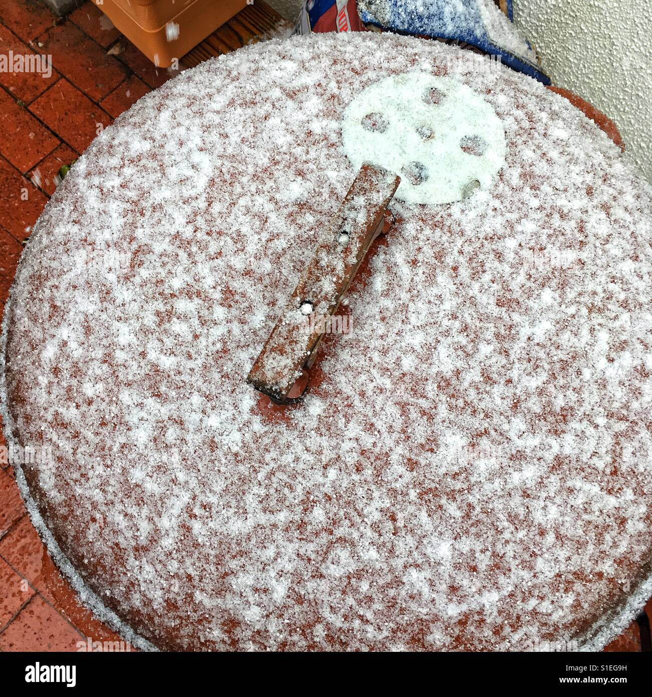 Spolverata di neve sul grill. Foto Stock