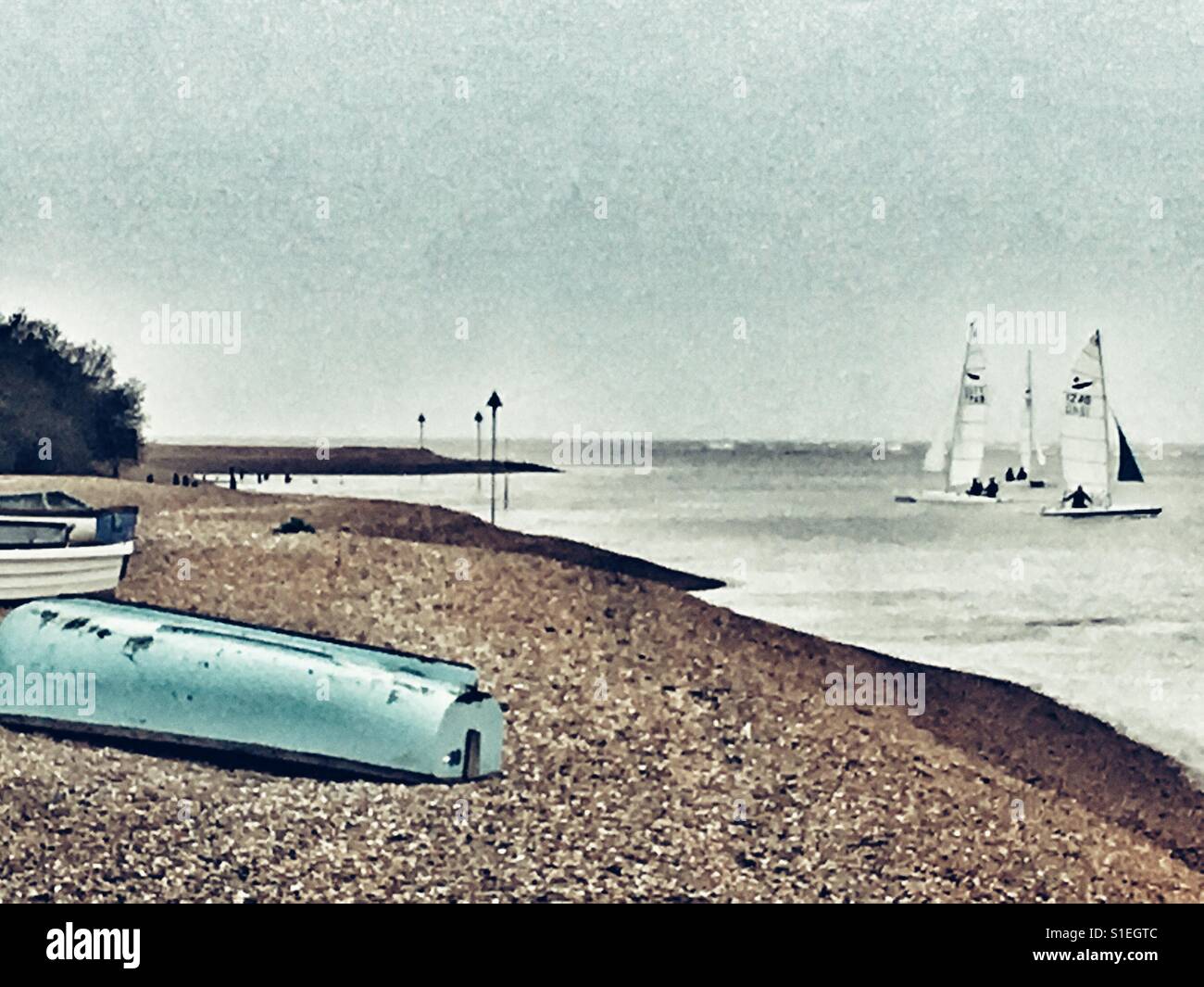Barca a vela sul Deben Bawdsey Ferry Suffolk REGNO UNITO - Immagine stock catturata con smartphone