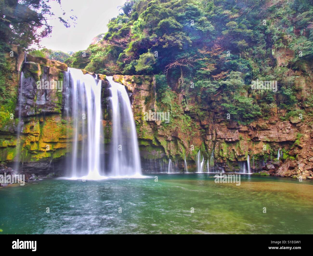 Questa foto è stata scattata a Kagoshima, Giappone. Questa cascata è il nome kamikawa. L'acqua è molto chiara. Foto Stock