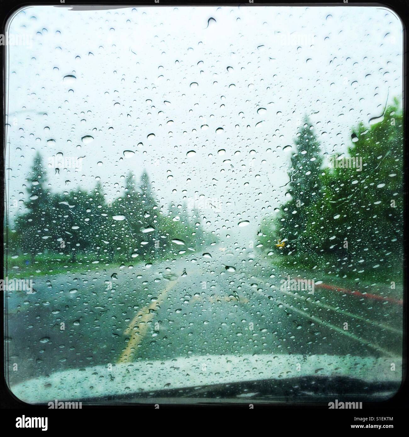 La guida in un giorno di pioggia. - Immagine stock catturata con smartphone