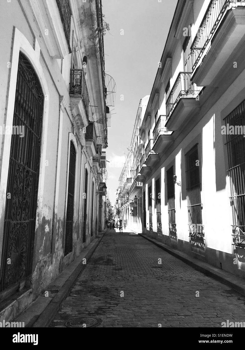 Empty street in Old Havana, Cuba - Immagine stock catturata con smartphone