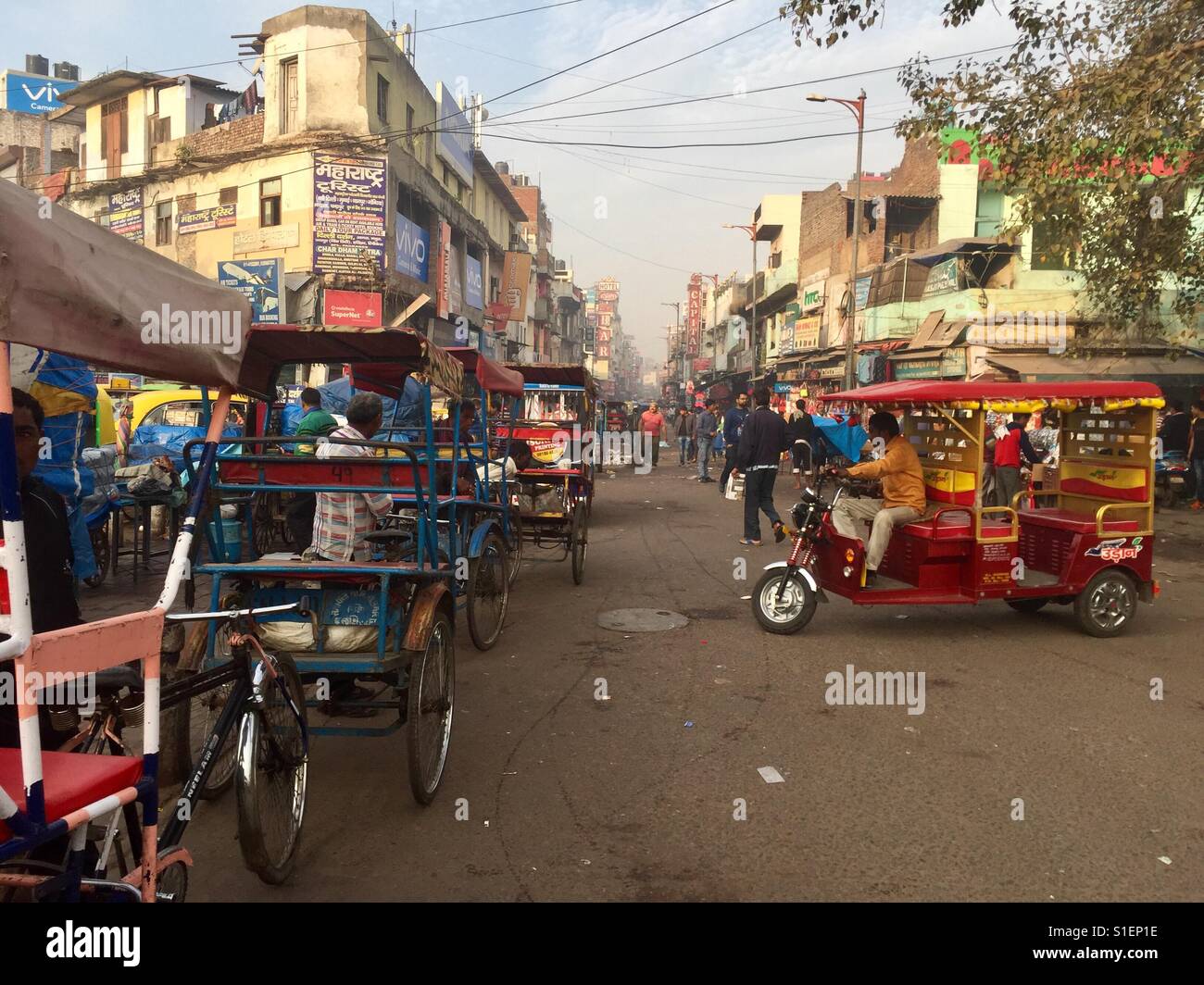 In rickshaw driver attendere per passeggeri in Paharganj a Delhi, India - Immagine stock catturata con smartphone