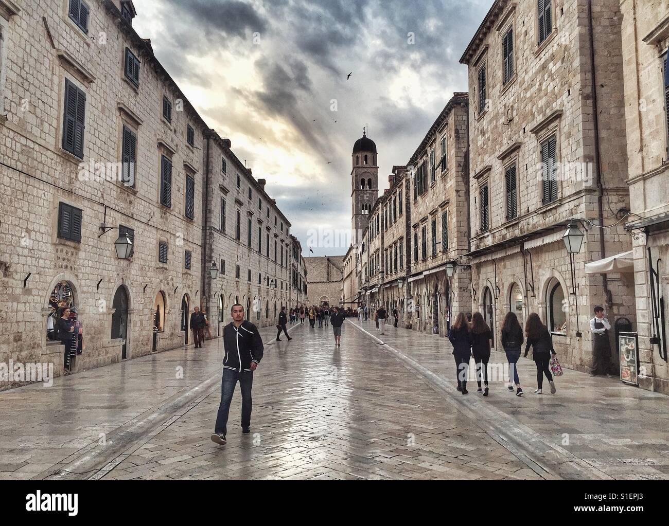 La strada principale di Dubrovnik, Croazia su una serata primaverile - Immagine stock catturata con smartphone