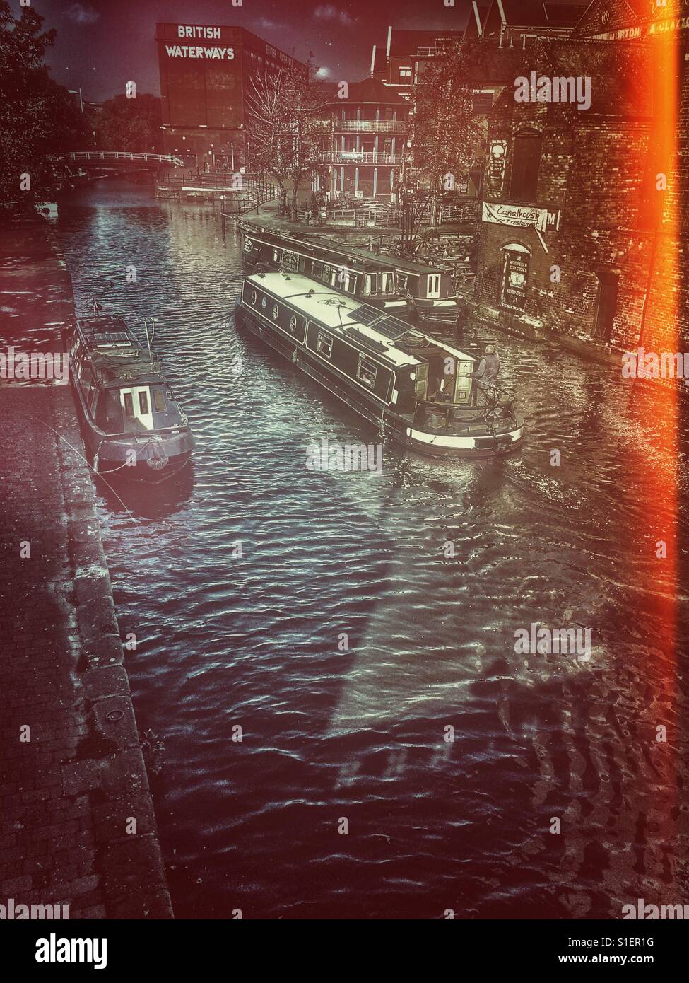 Houseboat sul canal, Nottingham, Nottinghamshire, East Midlands, Inghilterra - Immagine stock catturata con smartphone