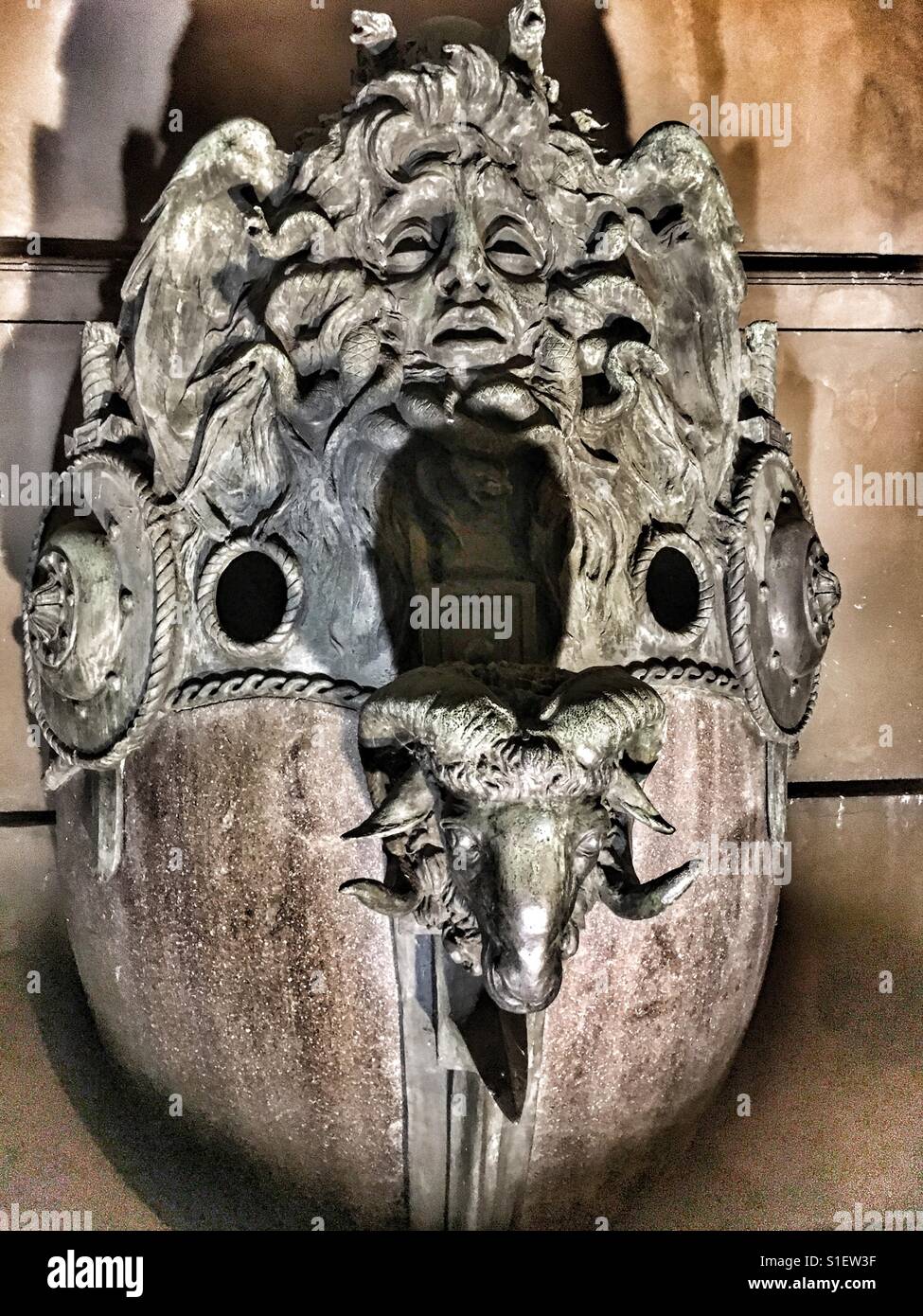 Arco monumentale all'Arma fare Artigliera, fontana ornamento, Torino, Italia Foto Stock