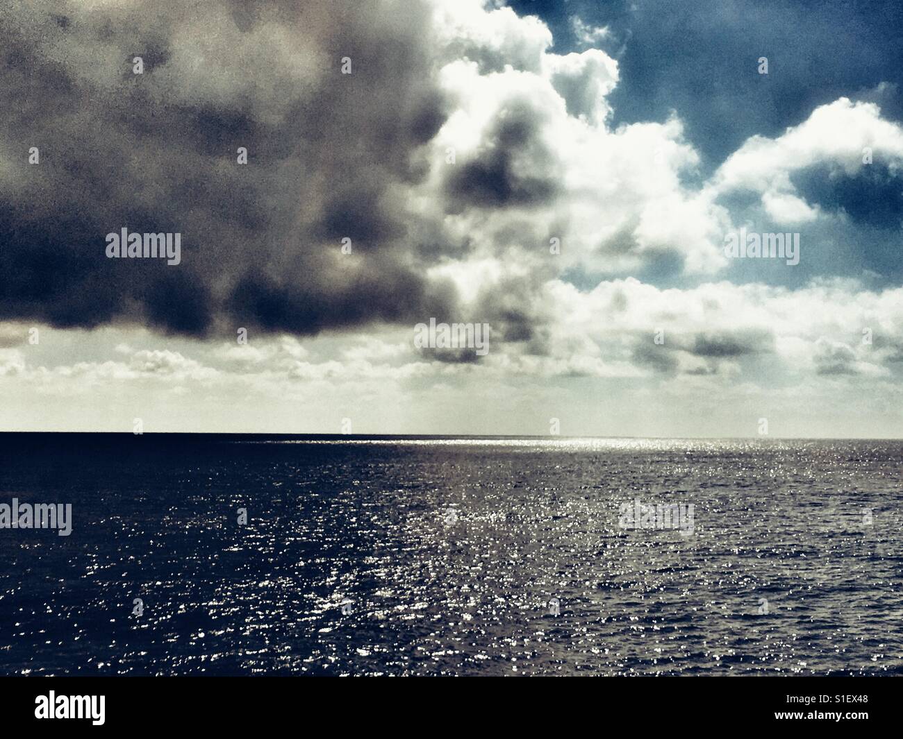 Pioggia nuvole spostandosi a sud oltre il mare del Nord, Bawdsey, Suffolk, Regno Unito. - Immagine stock catturata con smartphone