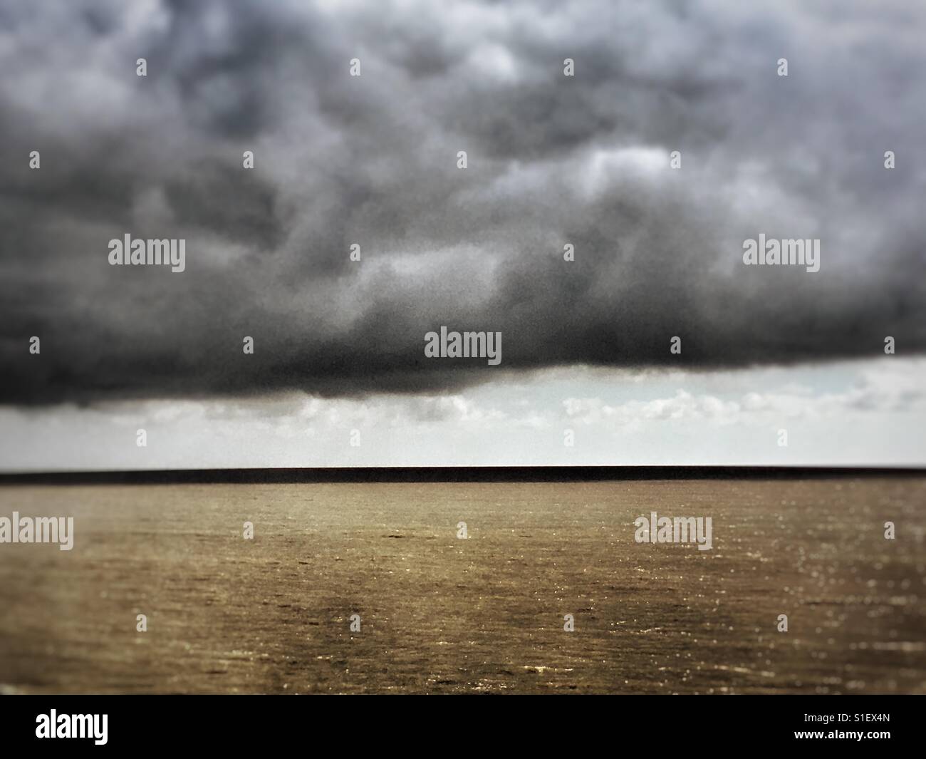 Pioggia nuvole sopra il mare del Nord Bawdsey Suffolk REGNO UNITO - Immagine stock catturata con smartphone